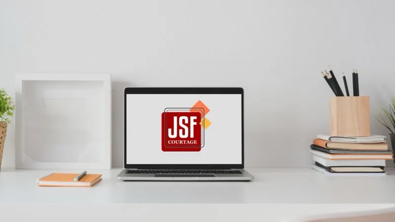 Ordinateur portable au logo JSF Courtage, sur un bureau