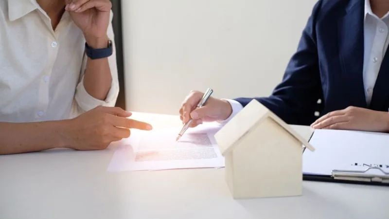 Signature d'un contrat autour d'une table