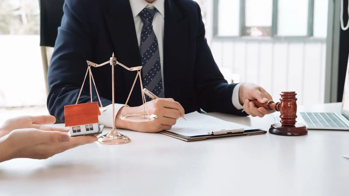 Marteau de justice posé sur une table de réunion